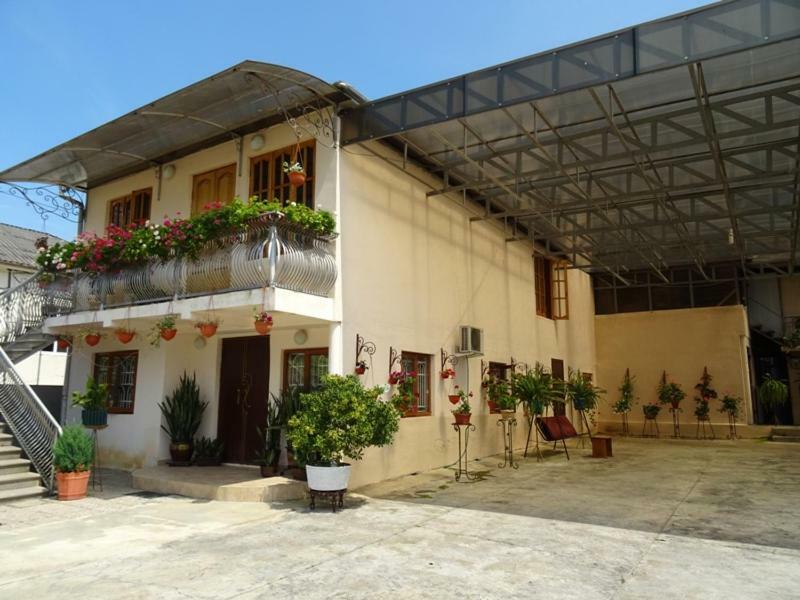 Guesthouse On Zheleznodorozhnaya Sochumi Exterior foto